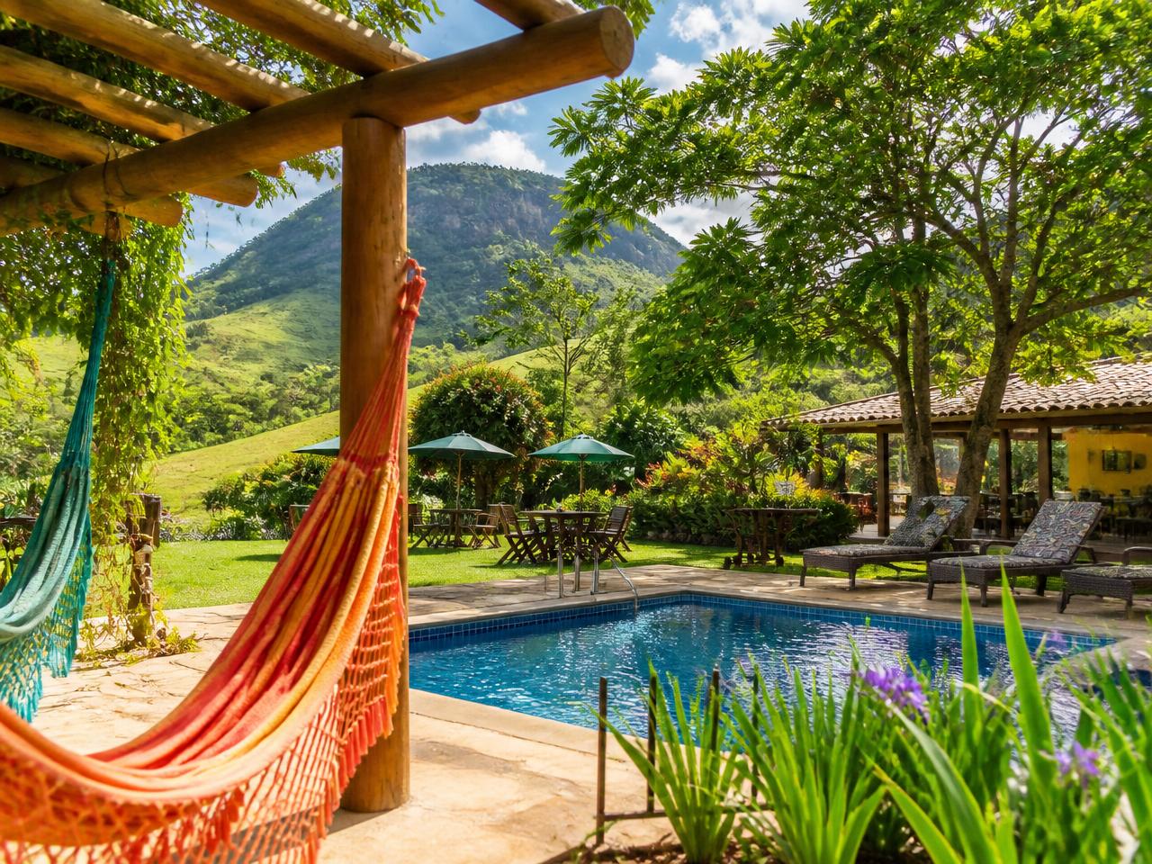 Área de lazer da Pousada das Cores com piscina e redes